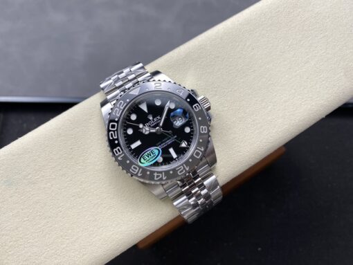 The ultimate version of the Rolex Greenwich II. The one-piece ceramic bezel is consistent with the original, and the authentic GMT hand can adjust the time and calendar by forward and reverse.