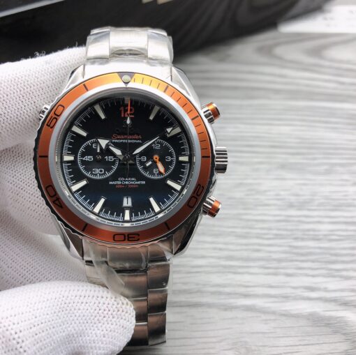 The OMEGA Seamaster series is a premium men's watch with a multi-functional design, accurate timekeeping, and exquisite quality, making it an essential item for both business and casual occasions.