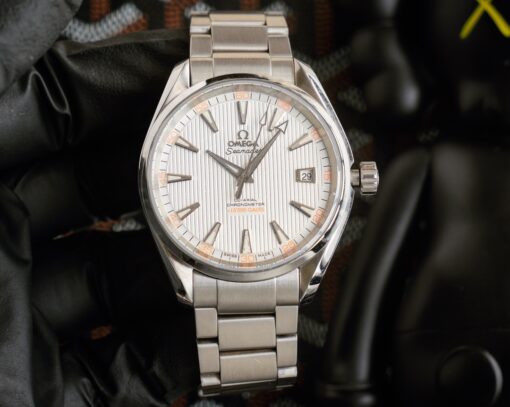 The OMEGA Seamaster series features a classic and robust design that continues OMEGA's illustrious maritime heritage. The OMEGA Seamaster Aqua Terra boasts a distinctive dial design.