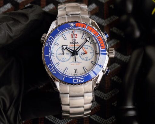 The OMEGA Seamaster series. This classic and robust timepiece continues OMEGA's glorious marine legend.