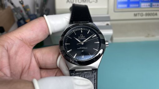 In the name of classic elegance, it embodies the extraordinary. The 41mm Omega Constellation V men's Saturn watch elevates the Constellation series to a position of modern aesthetics and wearing comfort within the social circles of business elites, perfectly showcasing its unique charm in social settings.